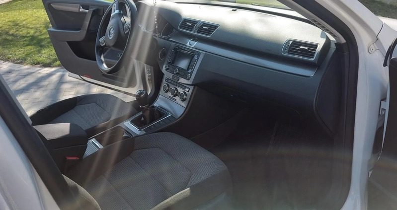 Volkswagen Passat cena 24500 przebieg: 299000, rok produkcji 2013 z Zambrów małe 121